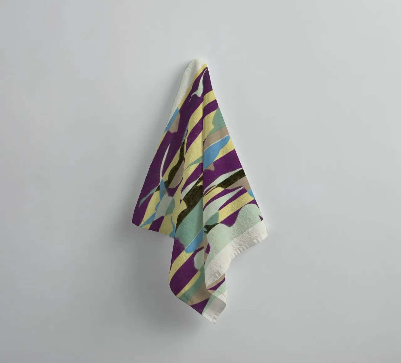 Shin-Bijutsukai - Linear Flight asciugamano da bagno da Vintage by JUNIQE