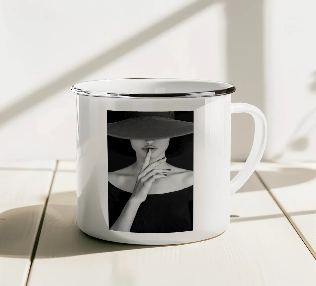 Belle donne tazza in smalto da Lorraine Mooore
