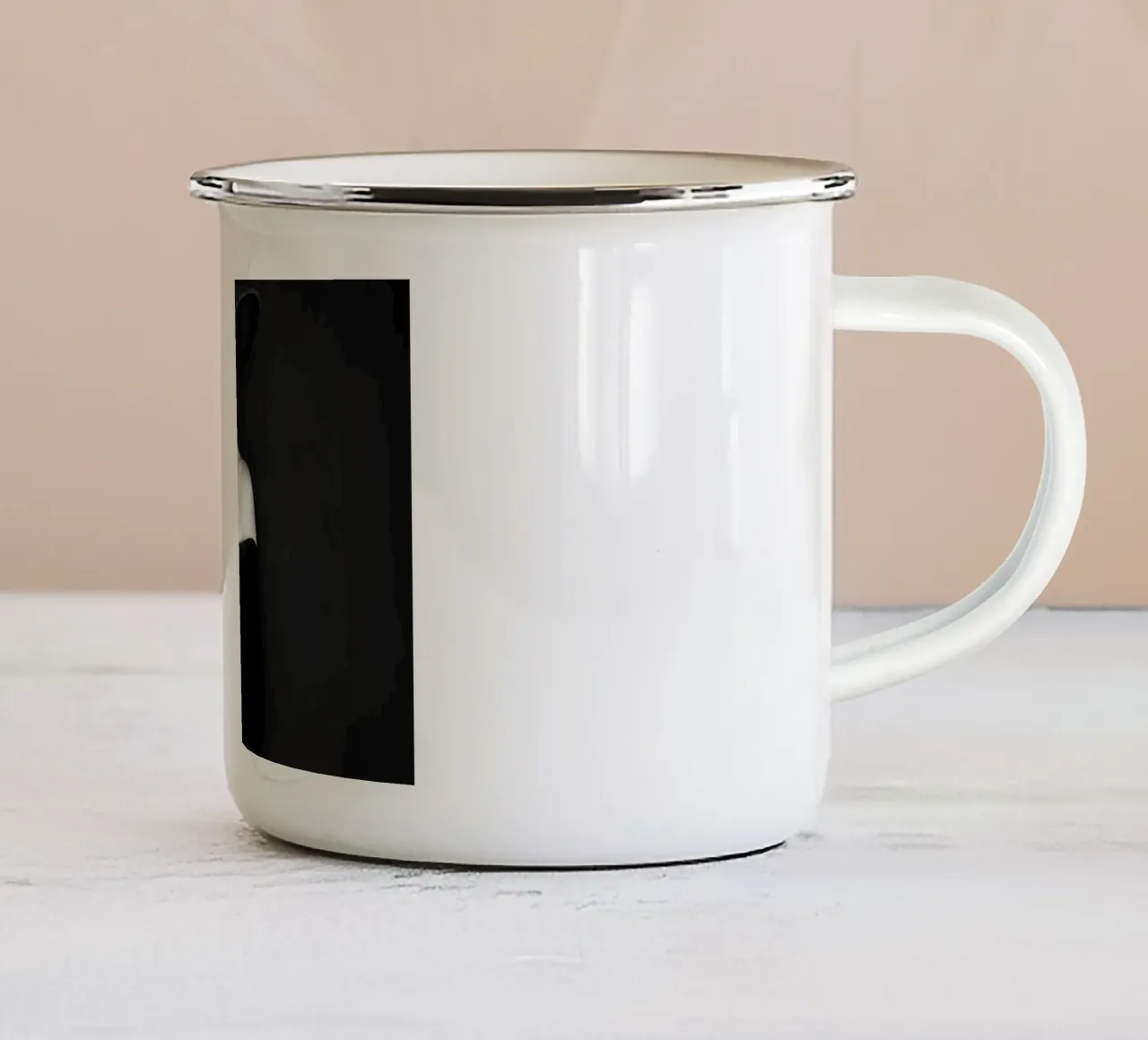Bella donna che indossa un cappello tazza in smalto da Lorraine Mooore