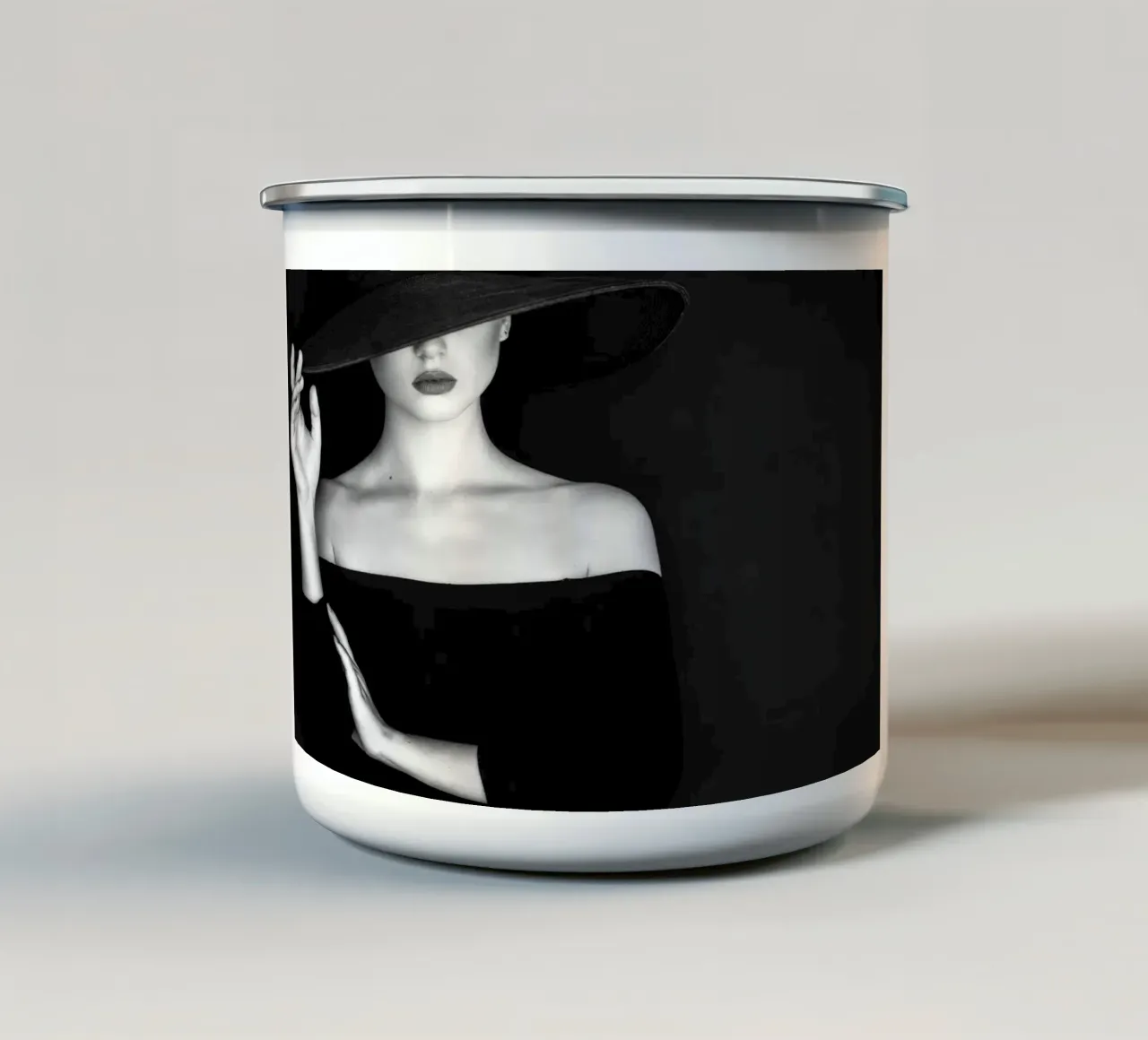 Bella donna che indossa un cappello tazza in smalto da Lorraine Mooore