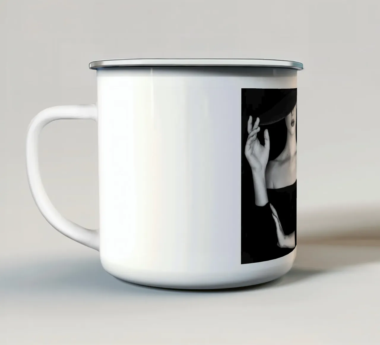 Bella donna che indossa un cappello tazza in smalto da Lorraine Mooore