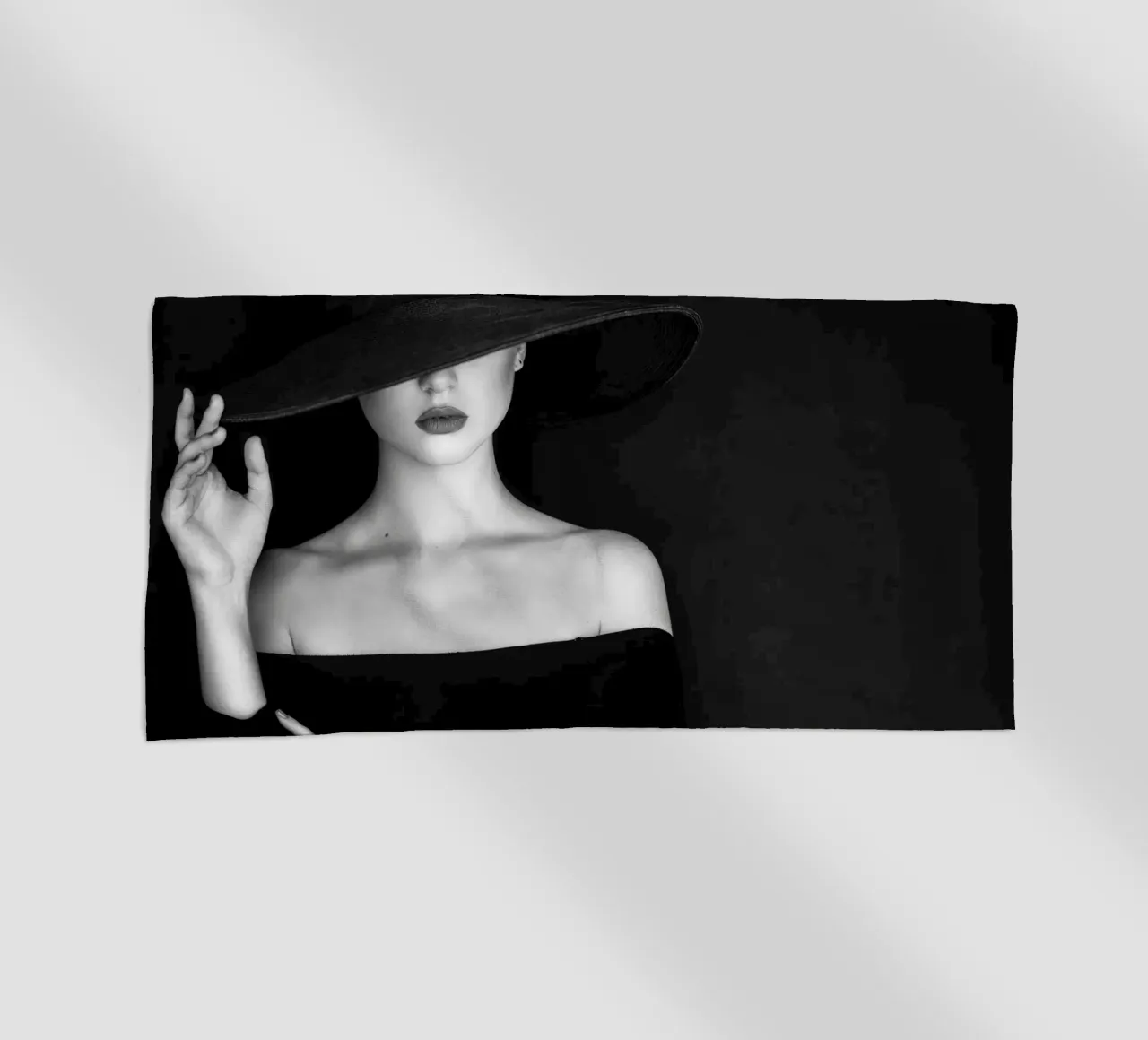 Bella donna che indossa un cappello telo mare da Lorraine Mooore