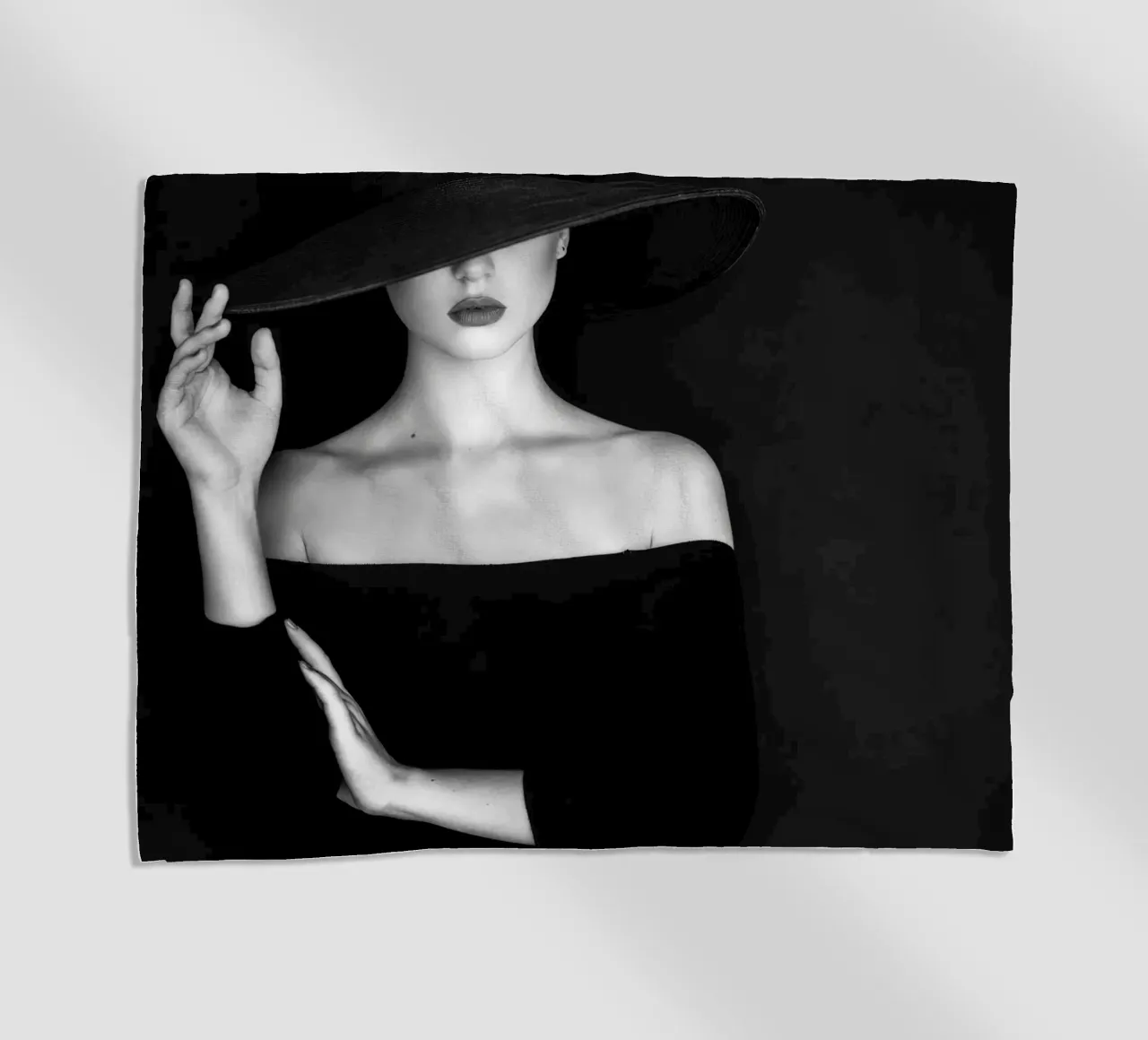 Bella donna che indossa un cappello telo mare da Lorraine Mooore