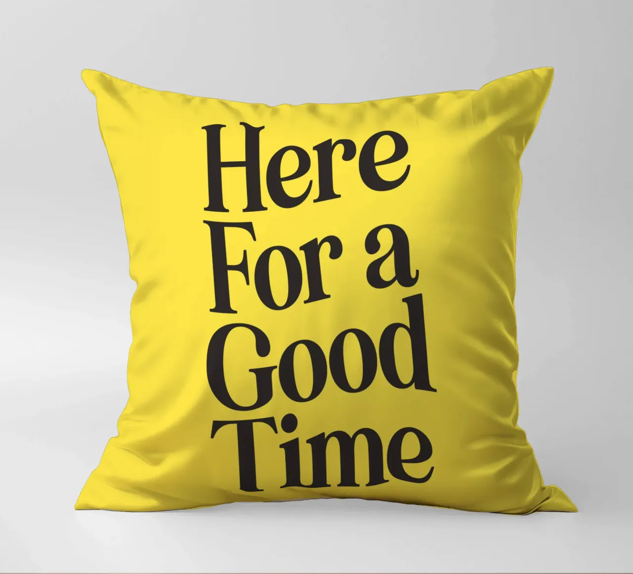 Here For a Good Time Inspirational Typography Print Jaune coussin de THE MOTIVATED TYPE