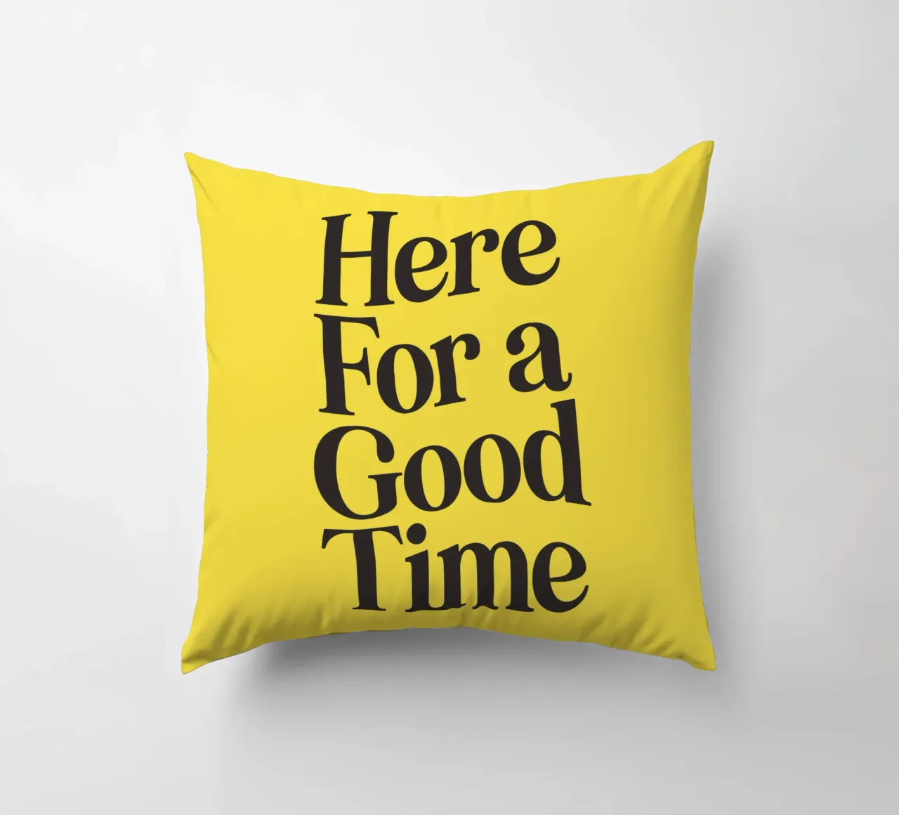 Here For a Good Time Inspirational Typography Print Jaune coussin de THE MOTIVATED TYPE