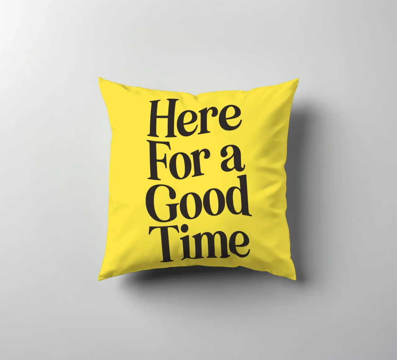 Here For a Good Time Inspirational Typography Print Jaune coussin de THE MOTIVATED TYPE