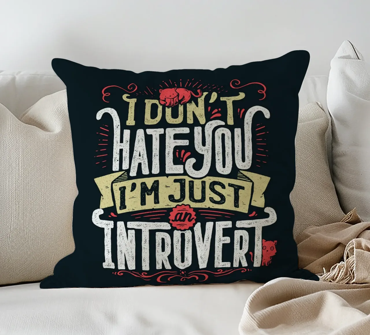 Non ti odio, sono solo un introverso. cuscino da Tobe Fonseca