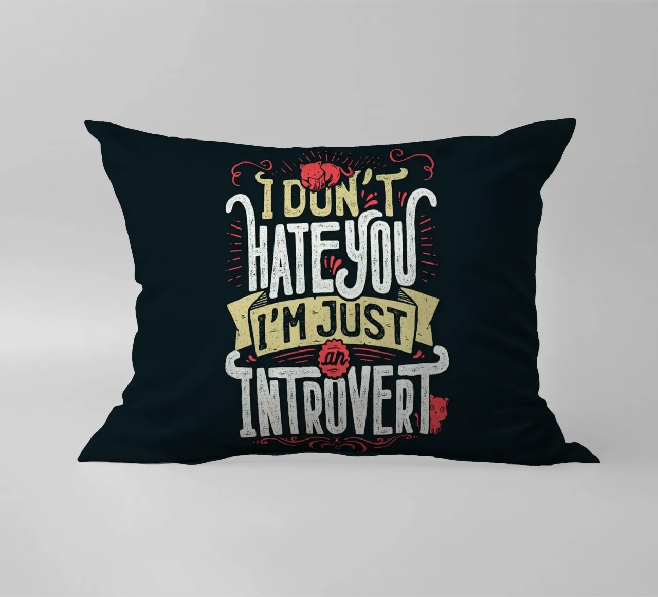 Non ti odio, sono solo un introverso. cuscino da Tobe Fonseca