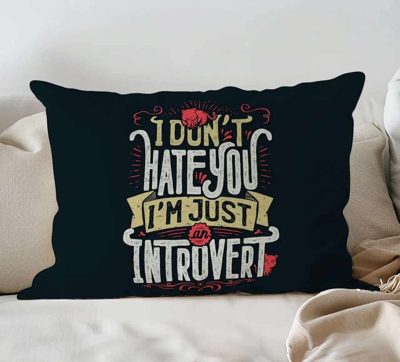 Non ti odio, sono solo un introverso. cuscino da Tobe Fonseca