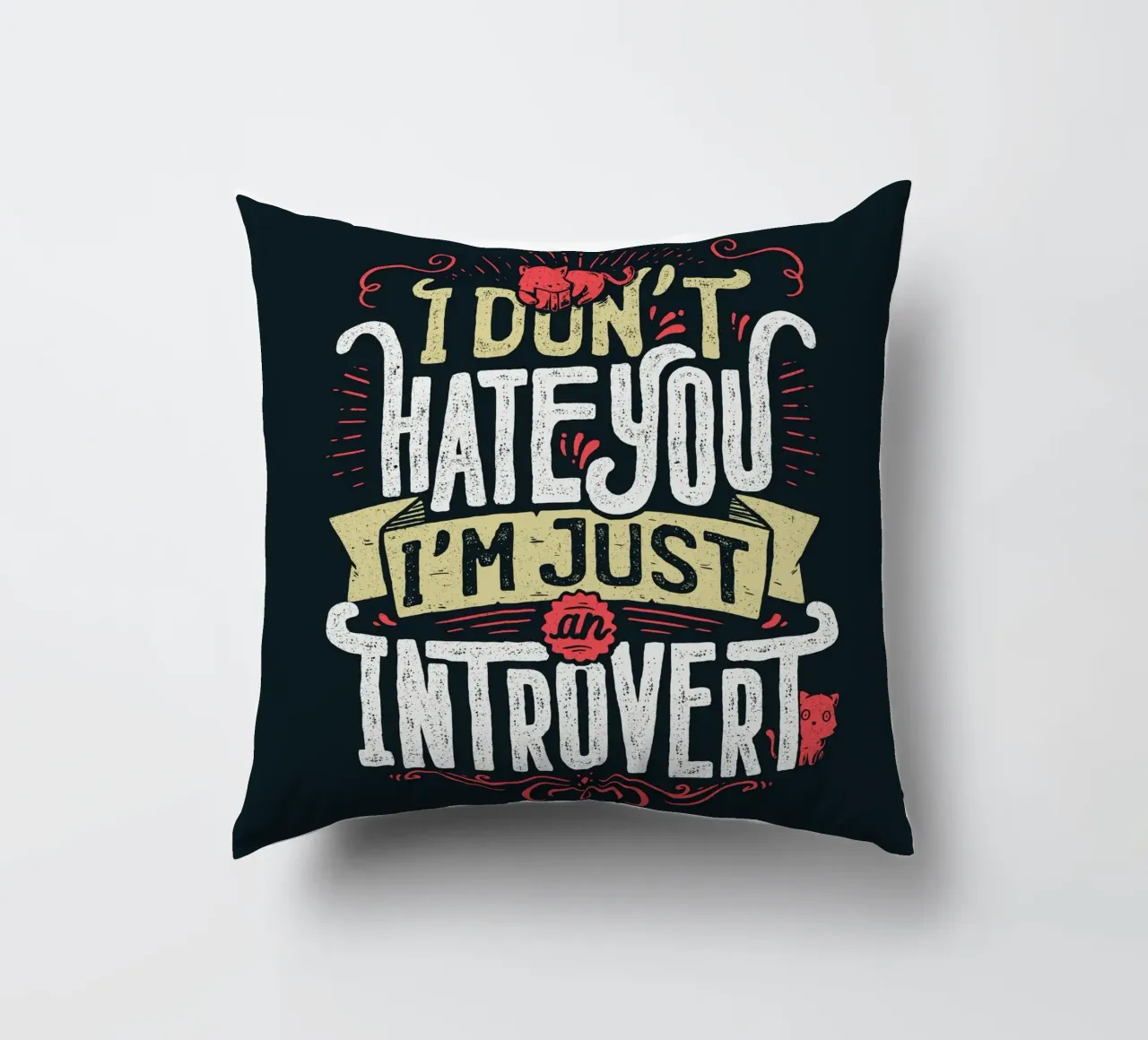 Non ti odio, sono solo un introverso. cuscino da Tobe Fonseca