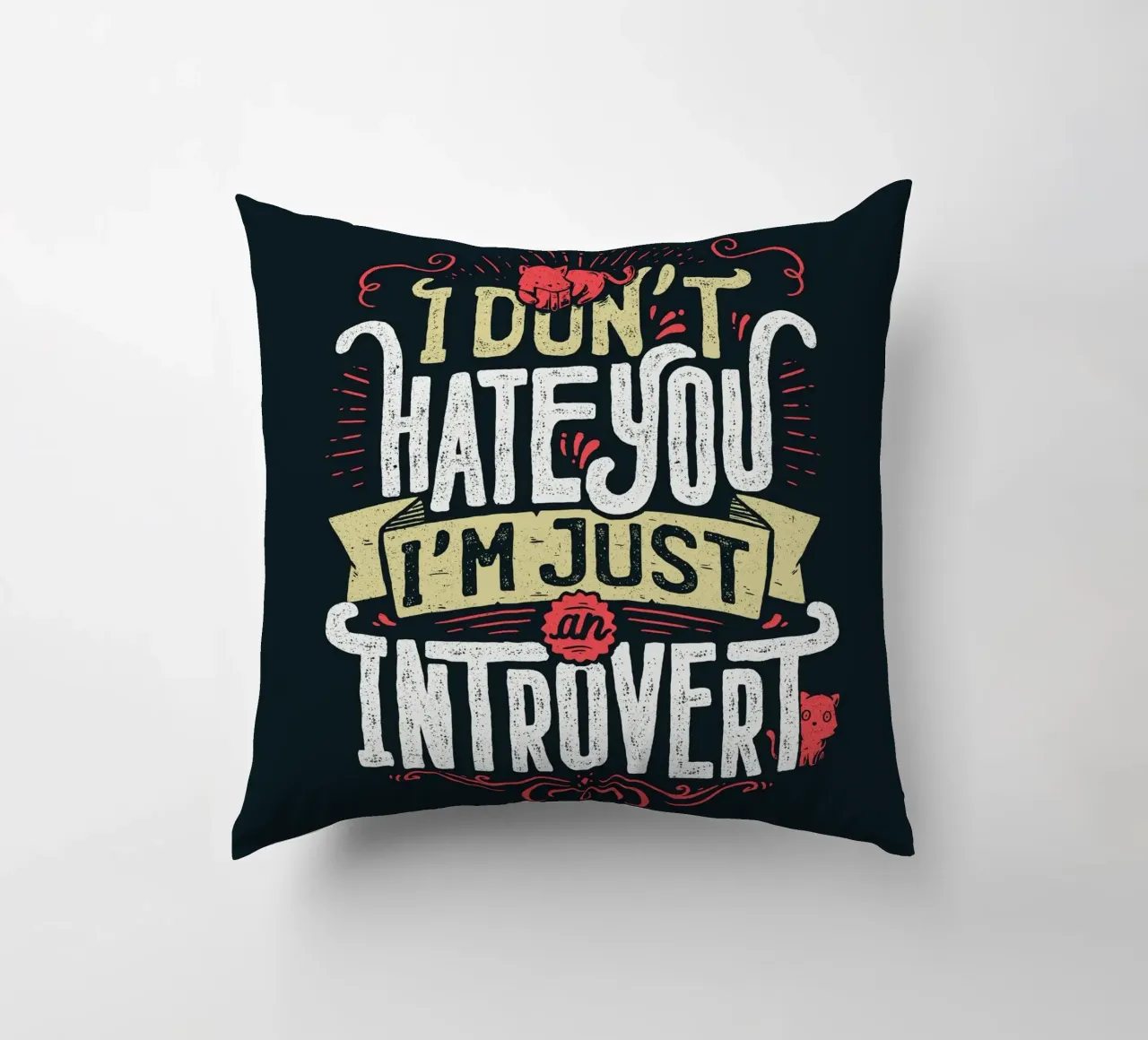 Non ti odio, sono solo un introverso. cuscino da Tobe Fonseca