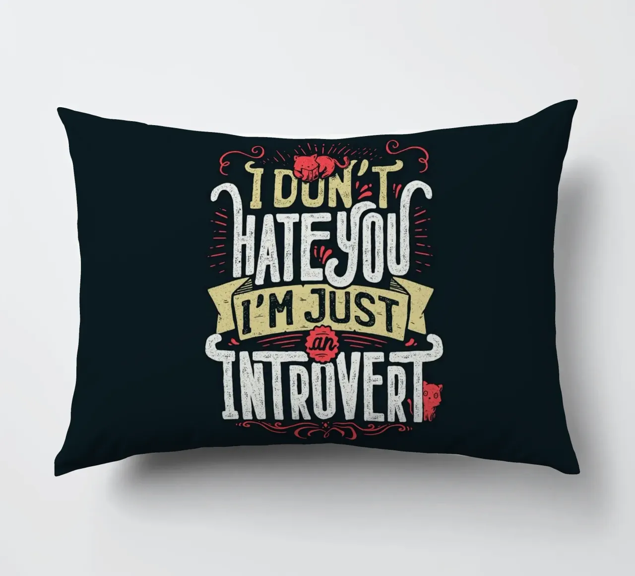 Non ti odio, sono solo un introverso. cuscino da Tobe Fonseca