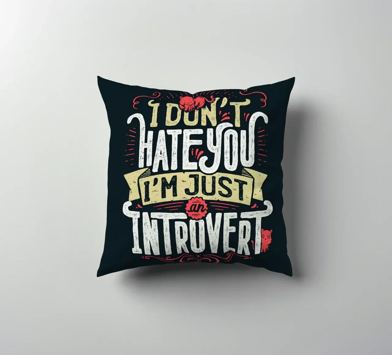 Non ti odio, sono solo un introverso. cuscino da Tobe Fonseca