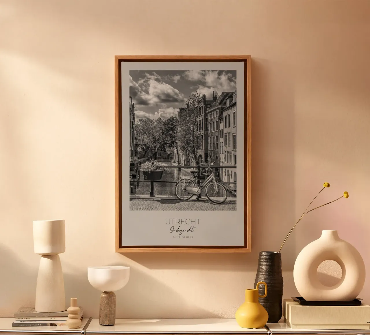 In primo piano: UTRECHT Oudegracht con vista a sud tela con Cornice a cassetta da Melanie Viola