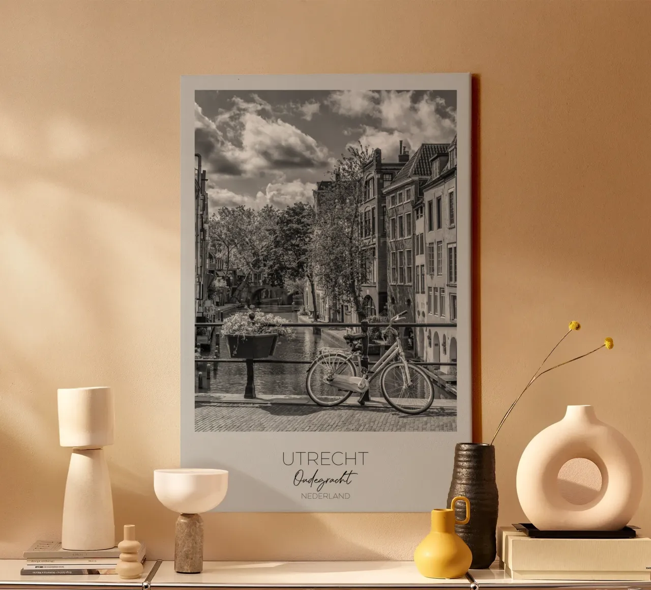 In primo piano: UTRECHT Oudegracht con vista a sud tela con Cornice a cassetta da Melanie Viola