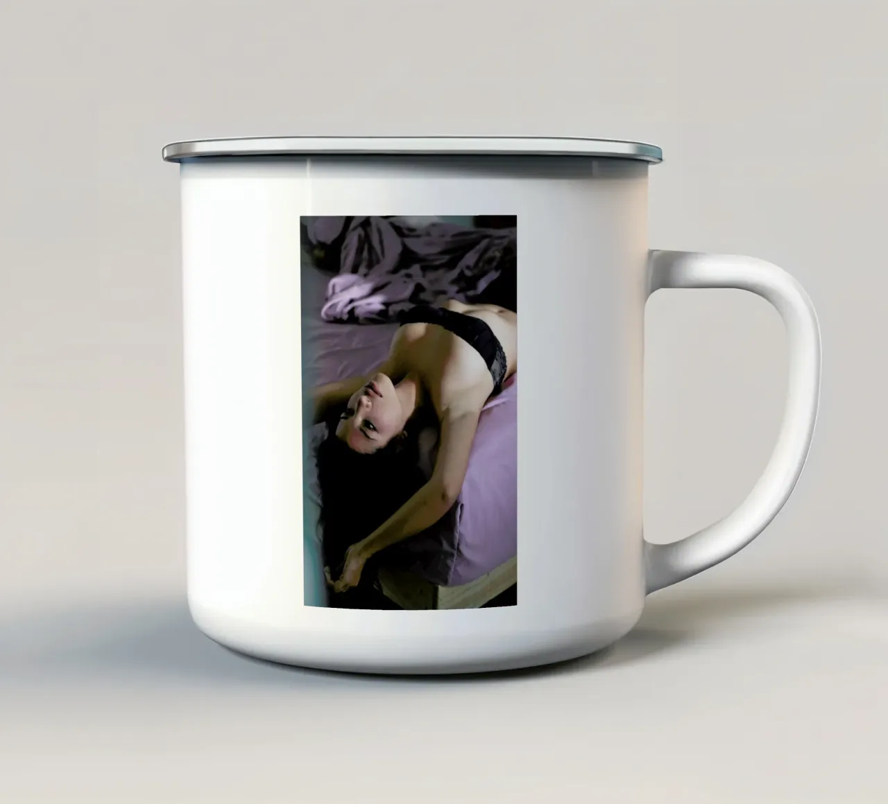My girlfriends - Flor tazza in smalto da Ana Topoleanu