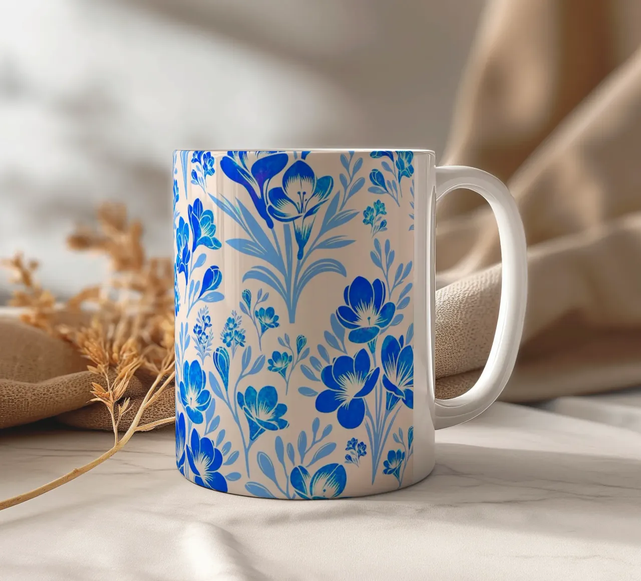 Fiori di fresia blu tazza in ceramica da SilverPegasus