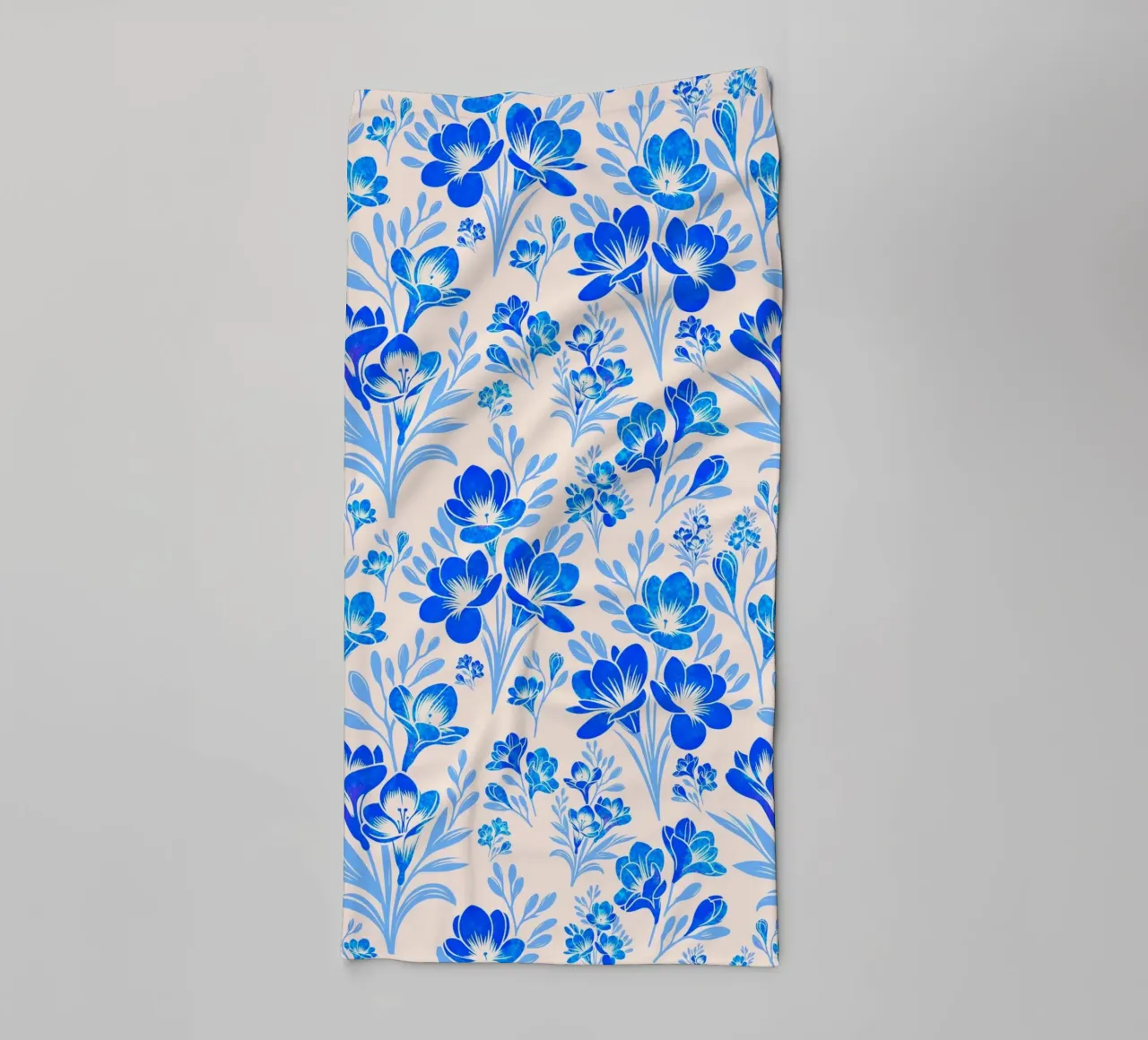 Fiori di fresia blu asciugamano da bagno da SilverPegasus