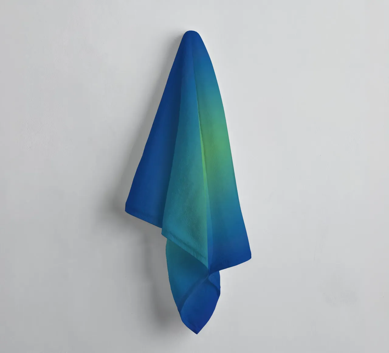 Delicato gradiente Notte blu profondo Aurora asciugamano da bagno da Katja Stehle Design