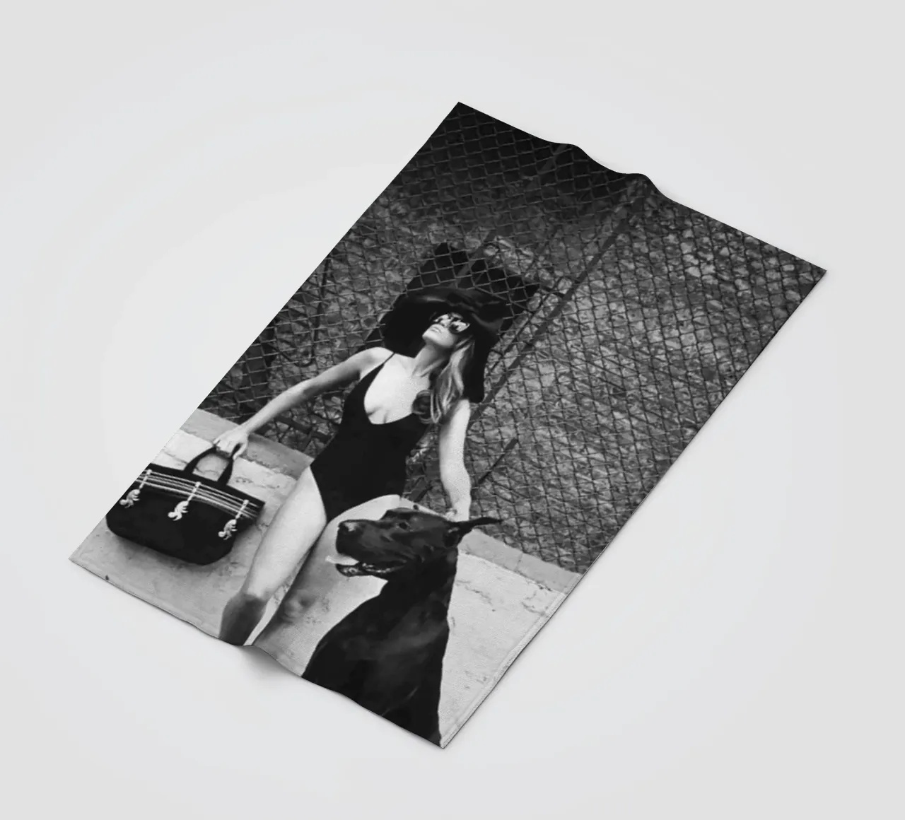 Cindy con cane nero coperta in pile da Takeme