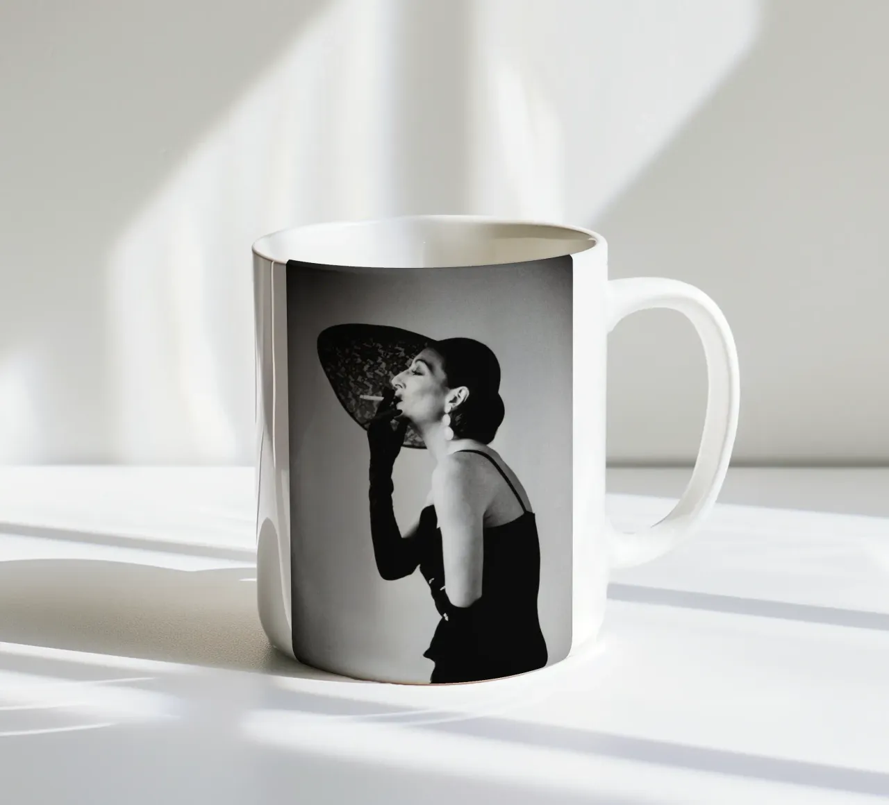 june newton che fuma tazza in ceramica da Takeme