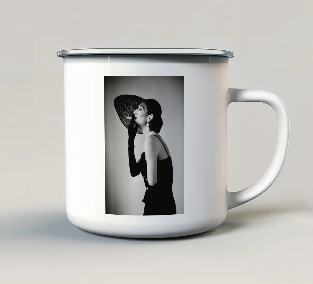 june newton che fuma tazza in smalto da Takeme