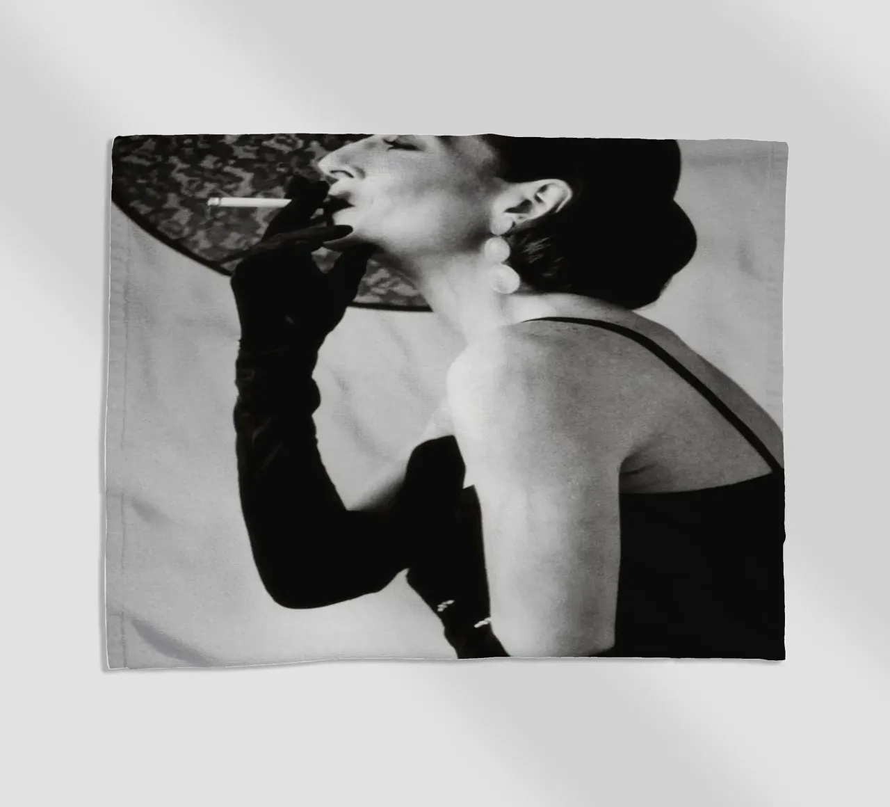june newton che fuma telo mare da Takeme
