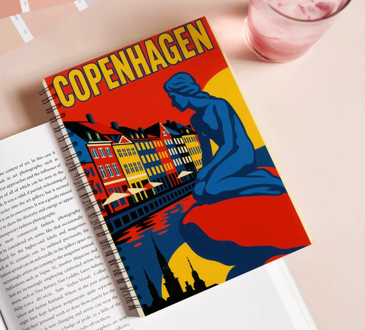 Copenaghen in contrasto: la sirena e i riflessi del porto diario ad anelli da JETLAG | affiches voyage