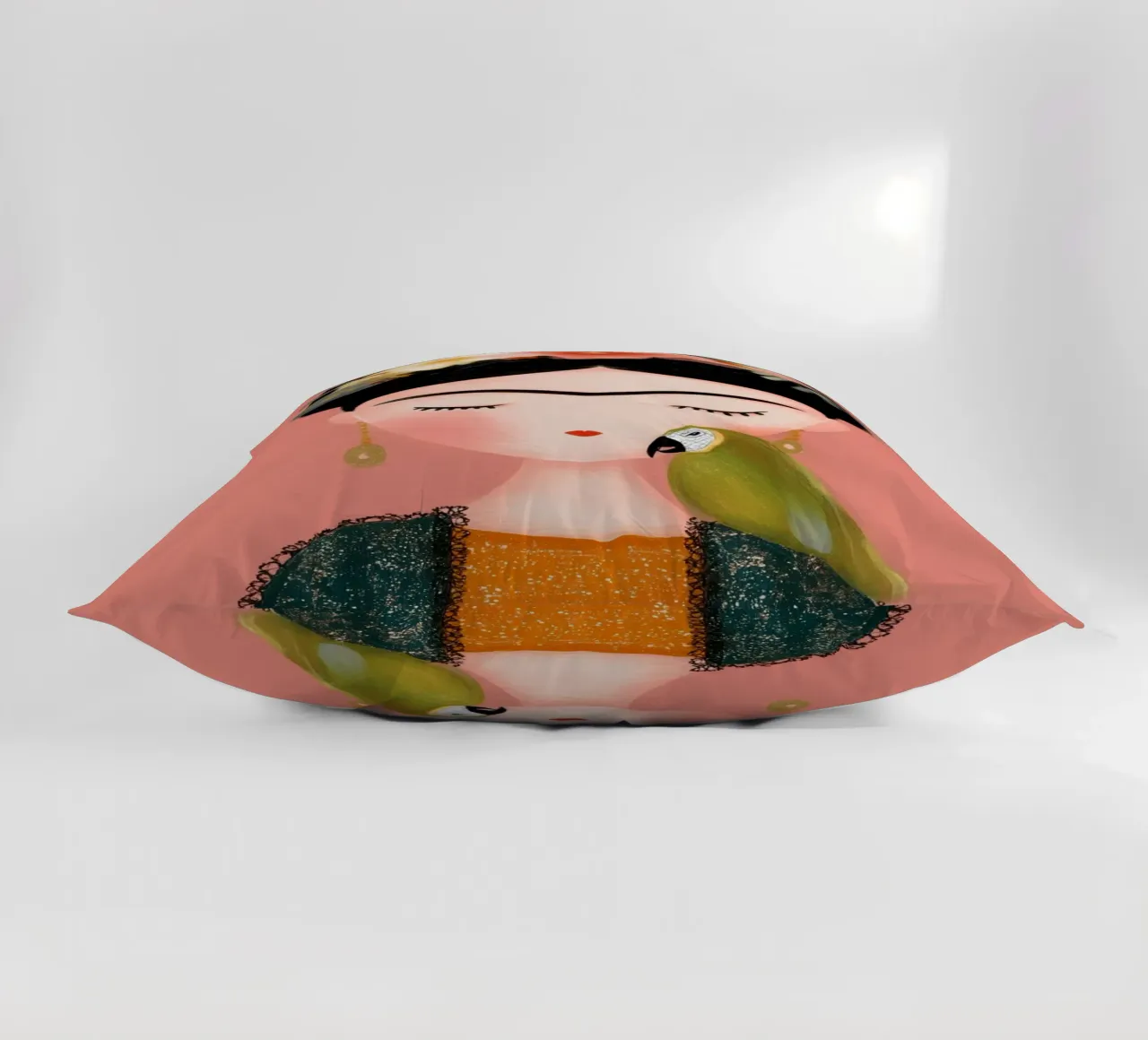 La piccola Frida con il pappagallo cuscino da Carinaprint