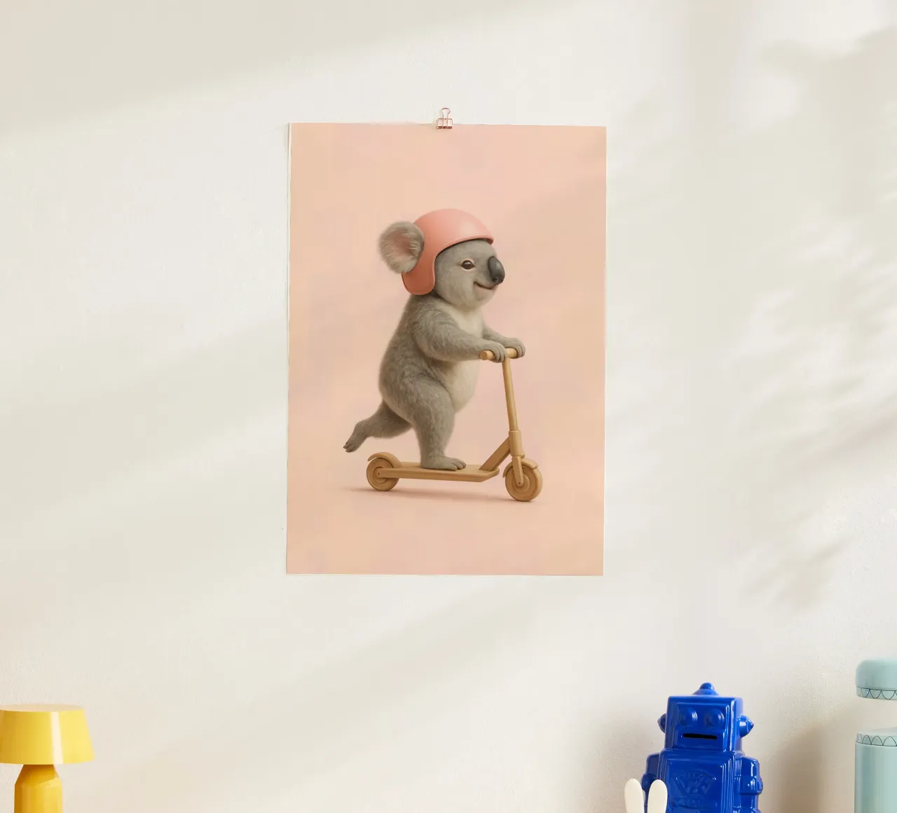 Koala in monopattino - Simpatico cavalcabile per bambini Arte da parete poster con telaio in plastica da Lootprint