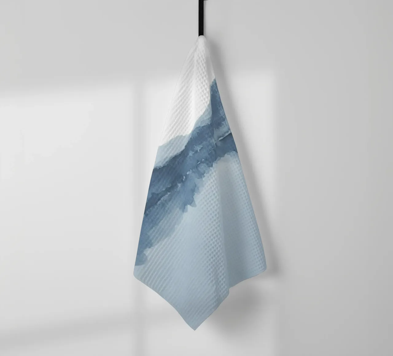Vue abstraite d'un lac en aquarelle bleue torchon de NouveauPrints