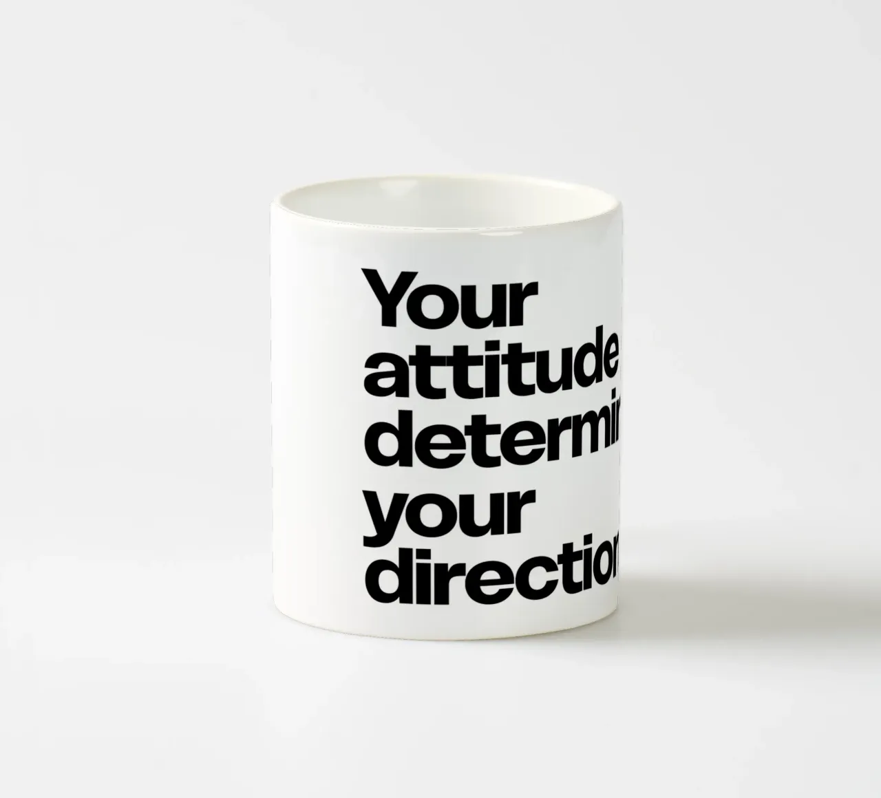 Il vostro atteggiamento determina la vostra direzione. tazza in ceramica da Brillo Studio