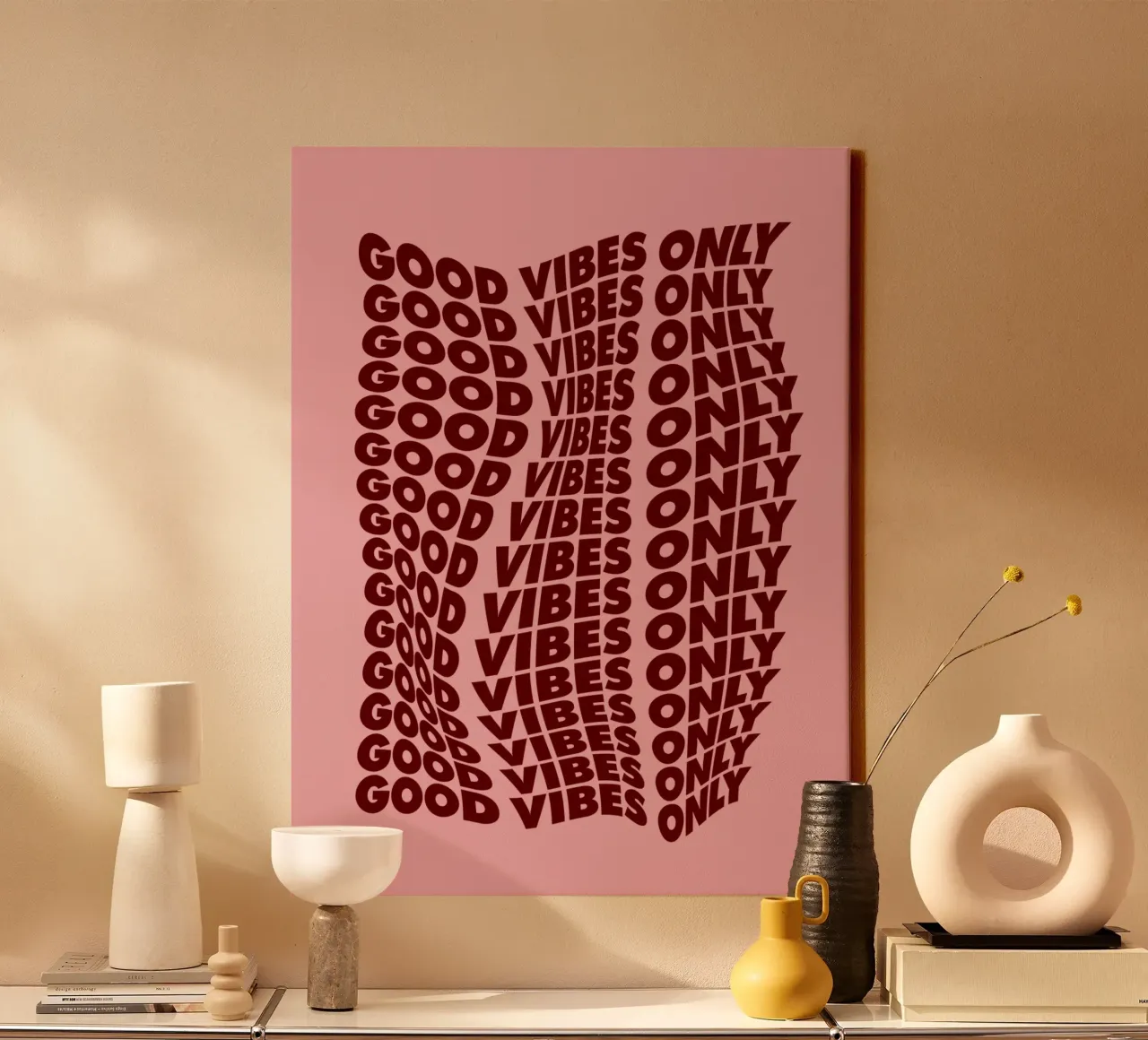 Estampado tipográfico en negrita con estilo Good Vibes Only en rosa púrpura lienzo de THE MOTIVATED TYPE
