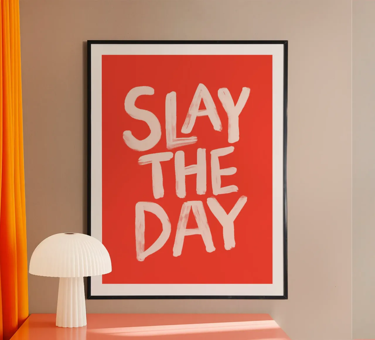 Stampa tipografica Slay the Day Sassy in rosso e bianco poster con telaio in legno da THE MOTIVATED TYPE