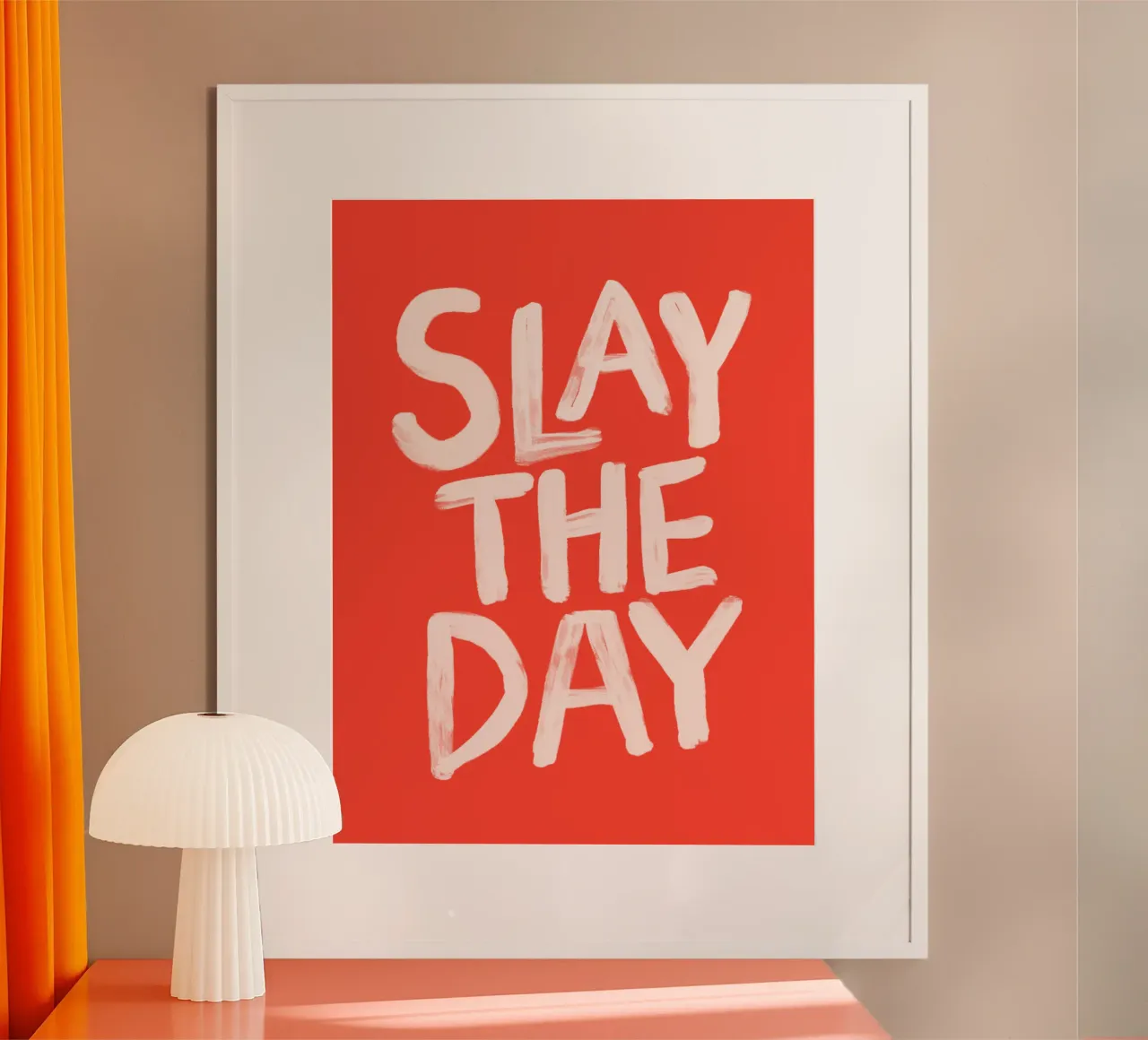 Stampa tipografica Slay the Day Sassy in rosso e bianco poster con telaio in legno da THE MOTIVATED TYPE