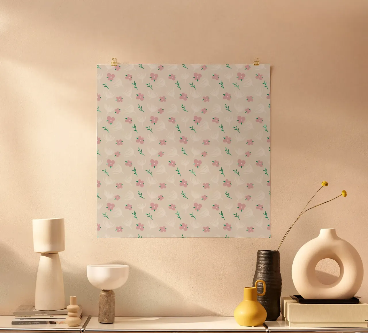 Modello floreale di colore chiaro senza cuciture poster con telaio in legno da Little Dean