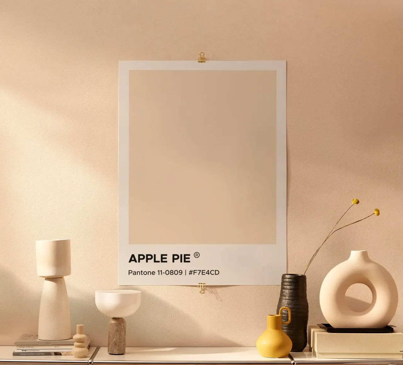 Torta di mele Pantone poster con telaio in legno da Paigaam Studio