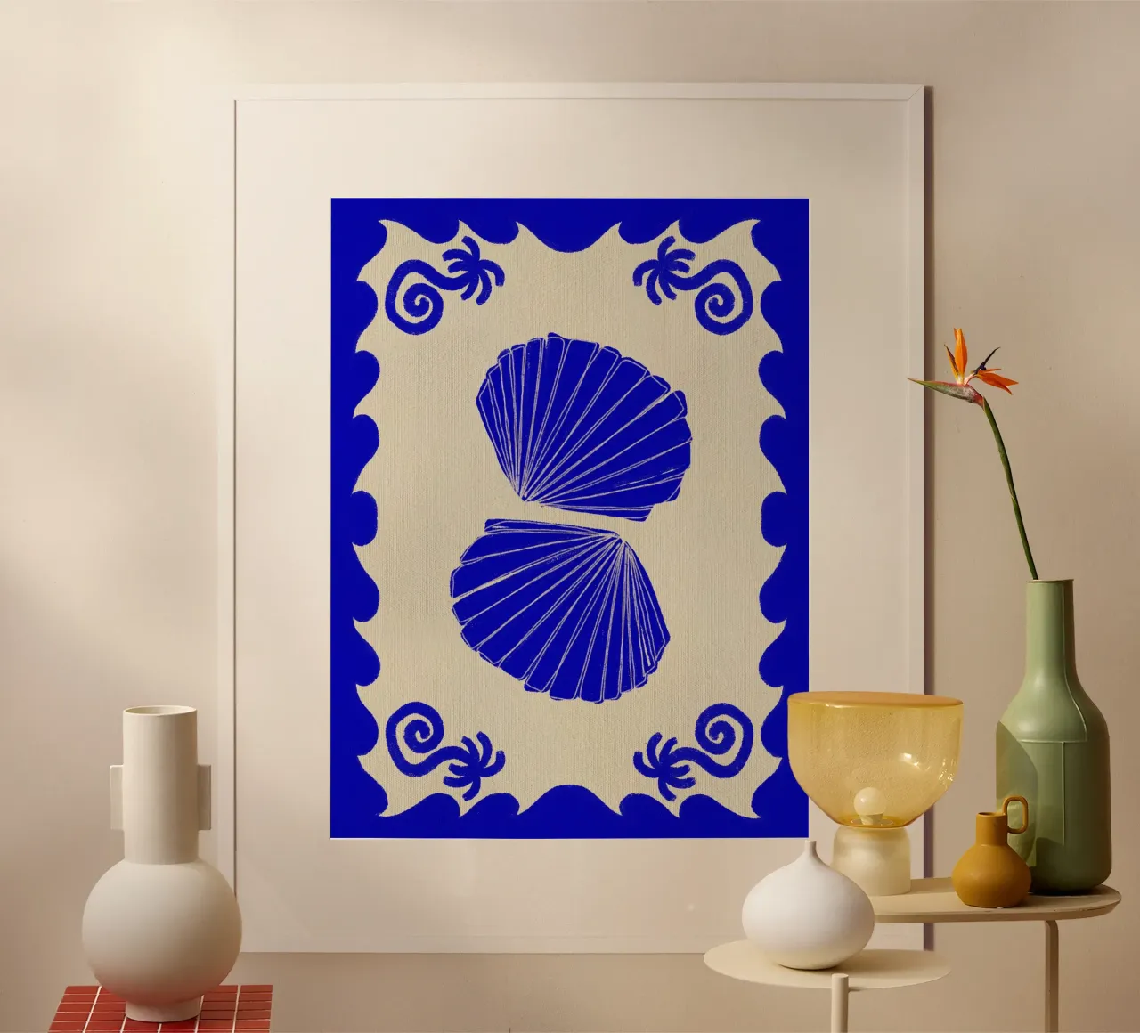 Storie di conchiglie blu poster con telaio in plastica da Shatha Al Dafai