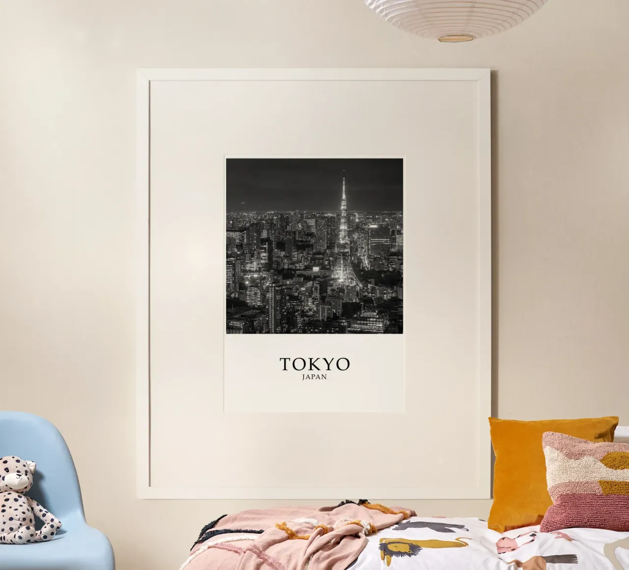 Tokyo Giappone Tokyo Tower Cityscape Architettura in scala di grigi poster con telaio in plastica da Charnwood Prints