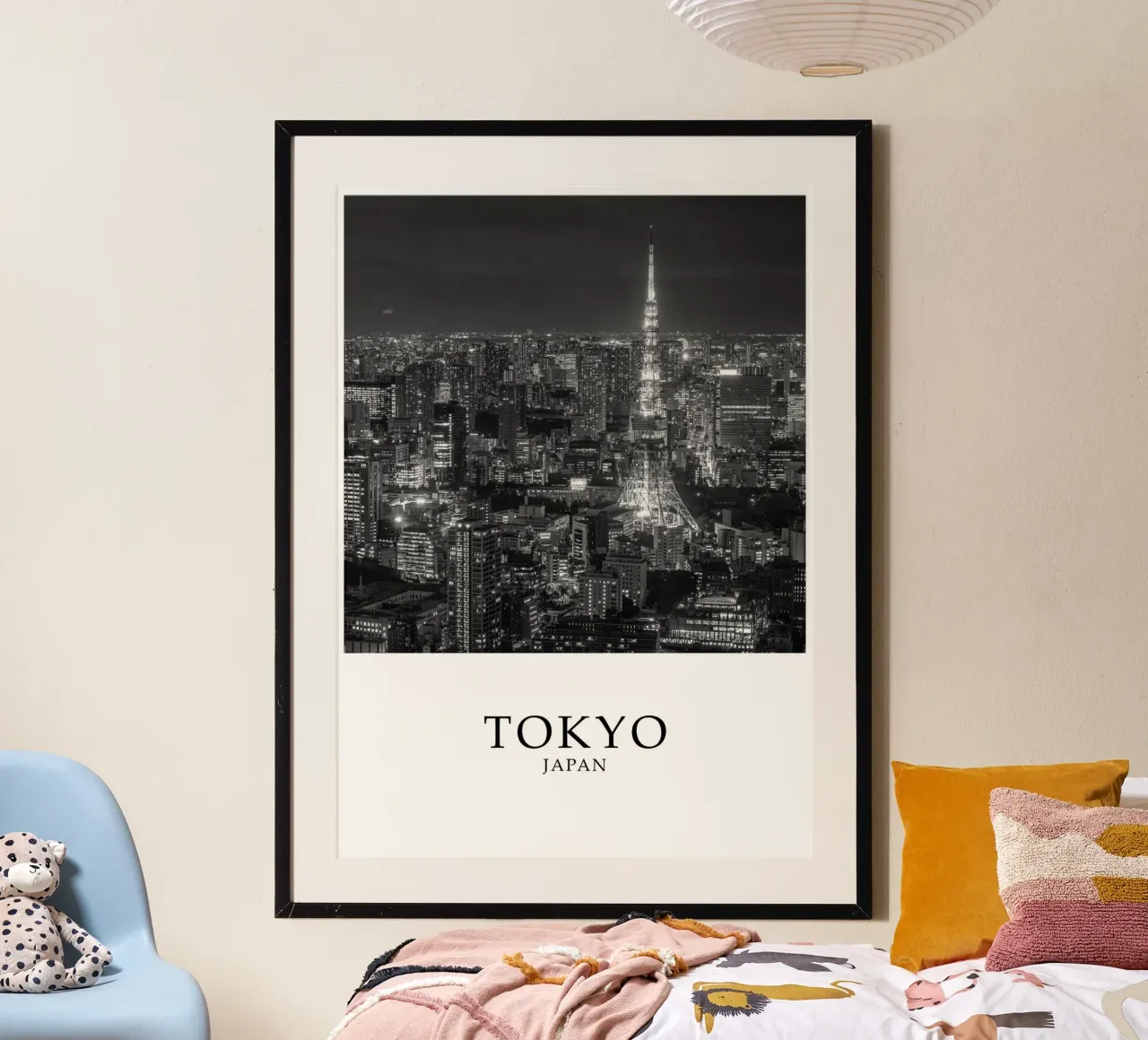 Tokyo Giappone Tokyo Tower Cityscape Architettura in scala di grigi poster con telaio in plastica da Charnwood Prints