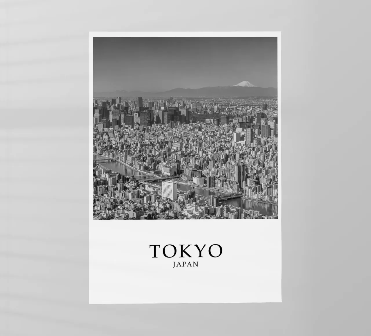 Tokyo Giappone Skyline Cityscape Monte Fuji Scena in scala di grigi pellicola backlit da Charnwood Prints
