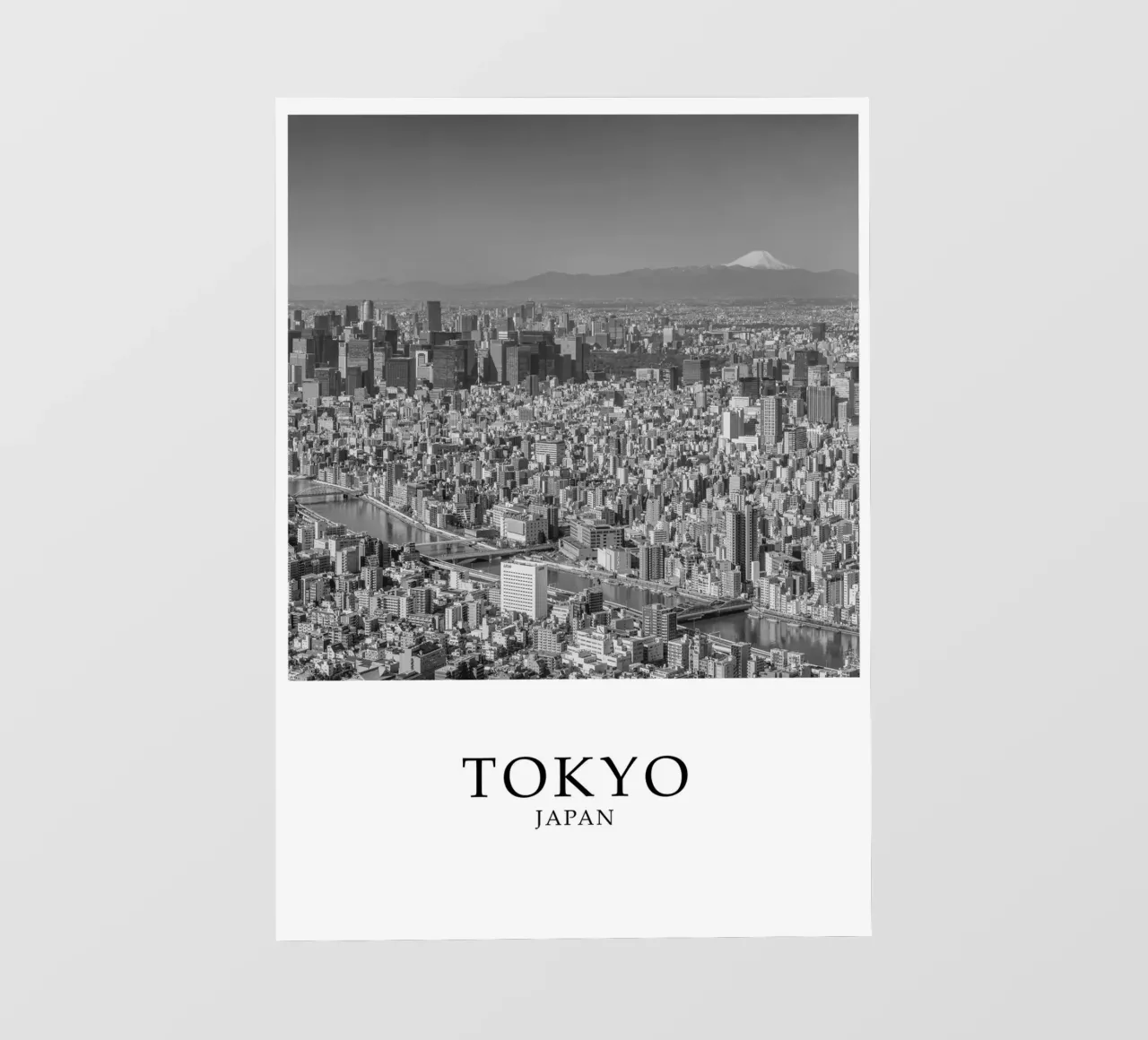 Tokyo Giappone Skyline Cityscape Monte Fuji Scena in scala di grigi pellicola backlit da Charnwood Prints