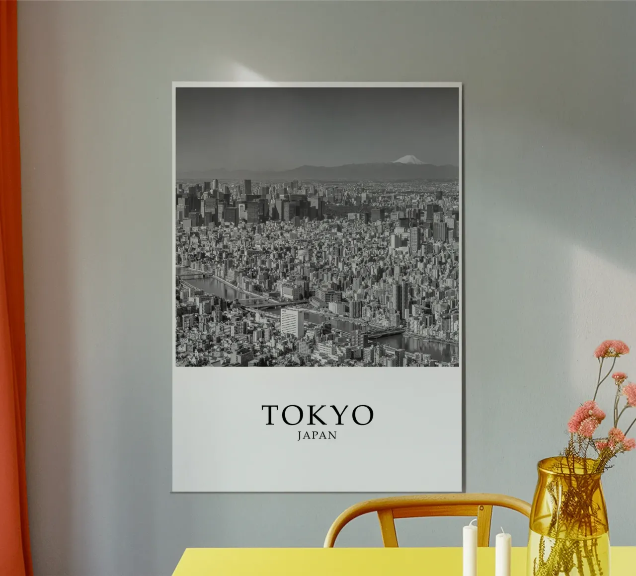 Tokyo Giappone Skyline Cityscape Monte Fuji Scena in scala di grigi poster con telaio in alluminio da Charnwood Prints