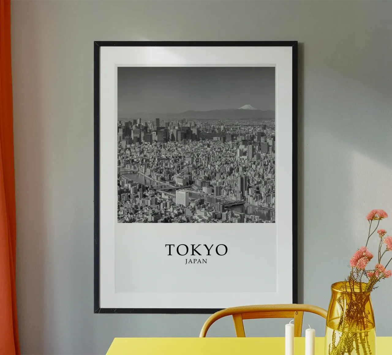 Tokyo Giappone Skyline Cityscape Monte Fuji Scena in scala di grigi poster con telaio in alluminio da Charnwood Prints