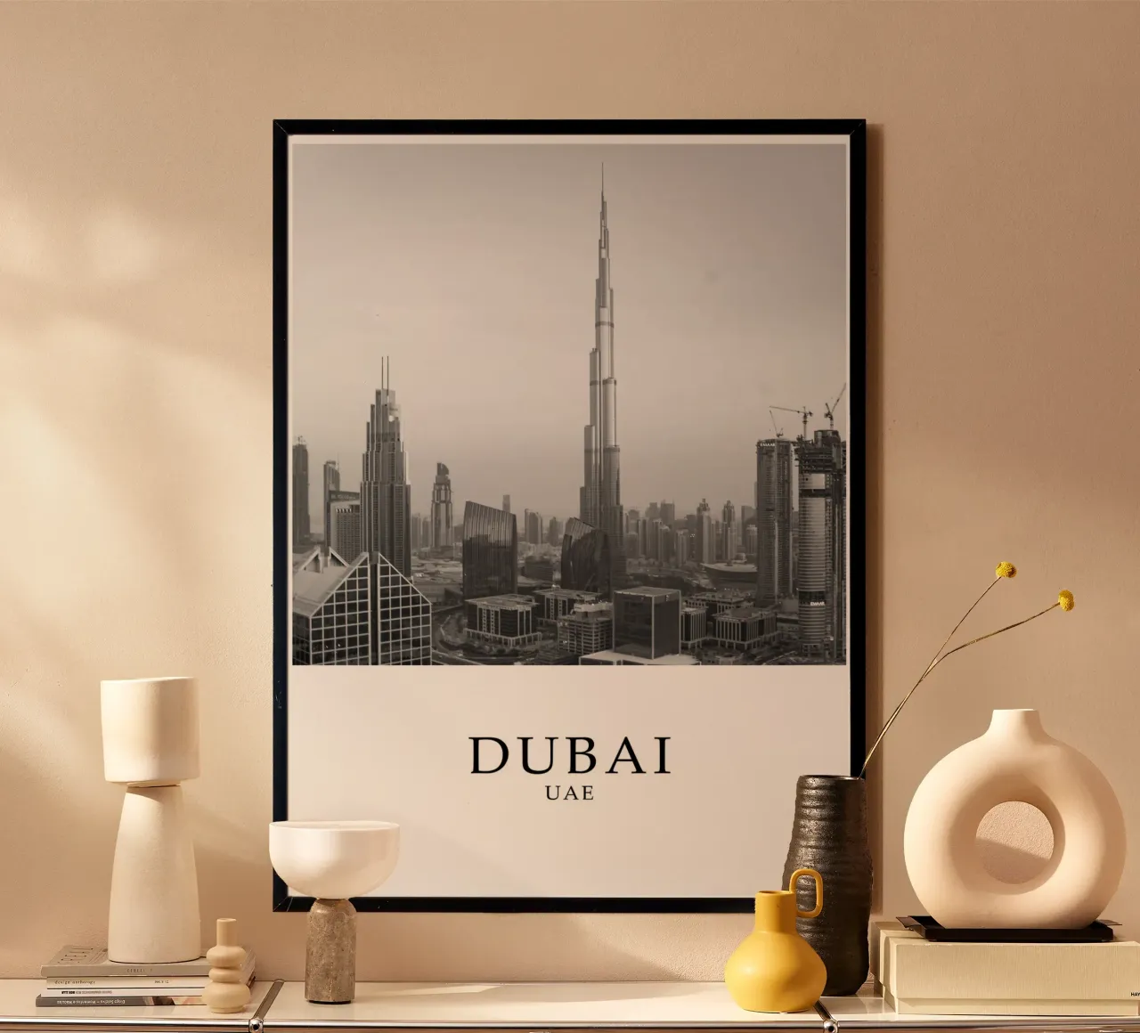 Dubai Emirati Arabi Uniti Skyline Burj Khalifa Scena in scala di grigi poster con telaio in plastica da Charnwood Prints
