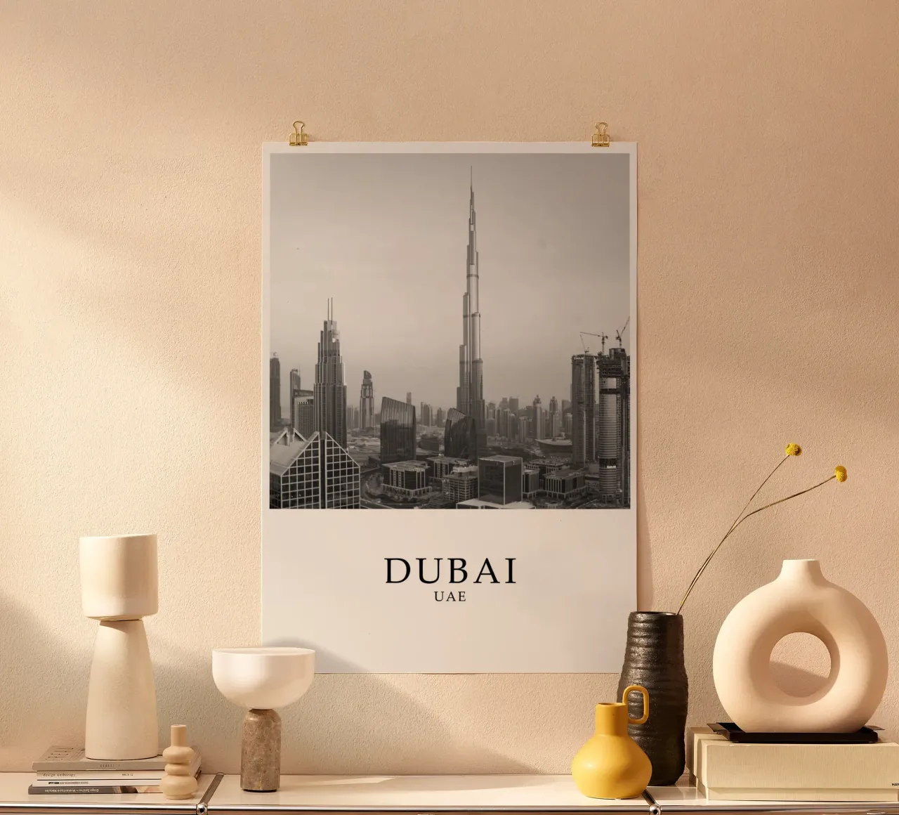 Dubai Emirati Arabi Uniti Skyline Burj Khalifa Scena in scala di grigi poster con telaio in plastica da Charnwood Prints