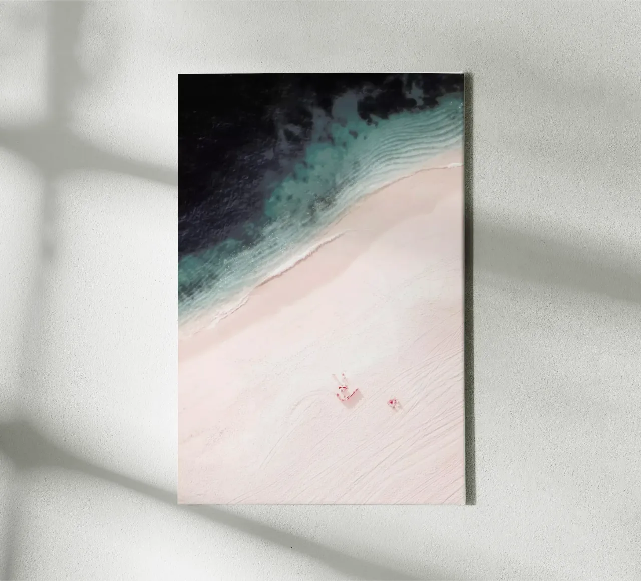 Spiaggia di sabbia rosa - Oceano mare aereo tela con Cornice a cassetta da Ingrid Beddoes