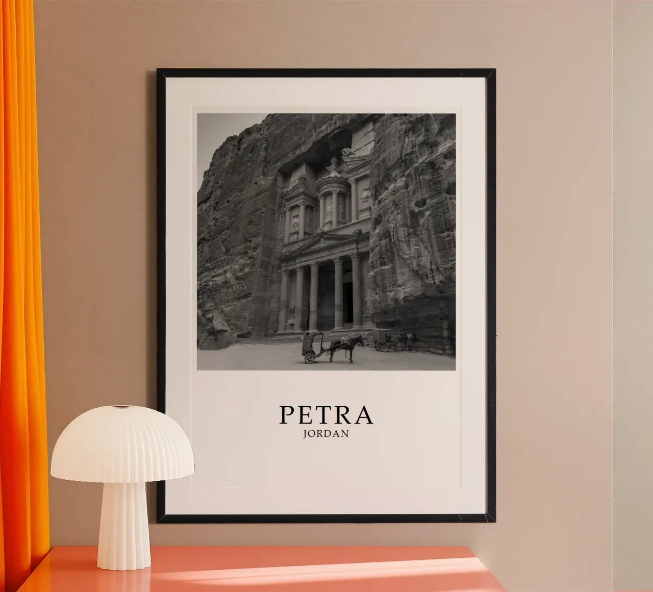 Petra Giordania Scena di architettura storica in scala di grigi carta hahnemühle da Charnwood Prints