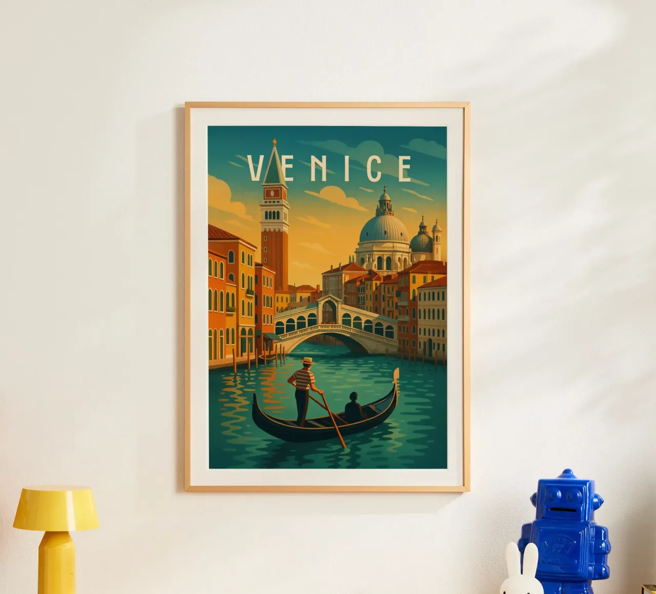 Poster di viaggio di Venezia - Gondola romantica e canale al tramonto poster con telaio in plastica da Wanderlust