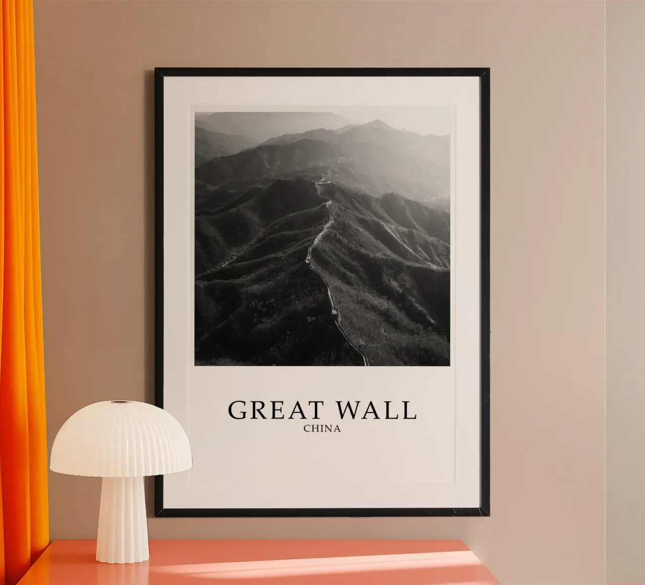 Scena di architettura della Grande Muraglia cinese in scala di grigi poster con telaio in plastica da Charnwood Prints